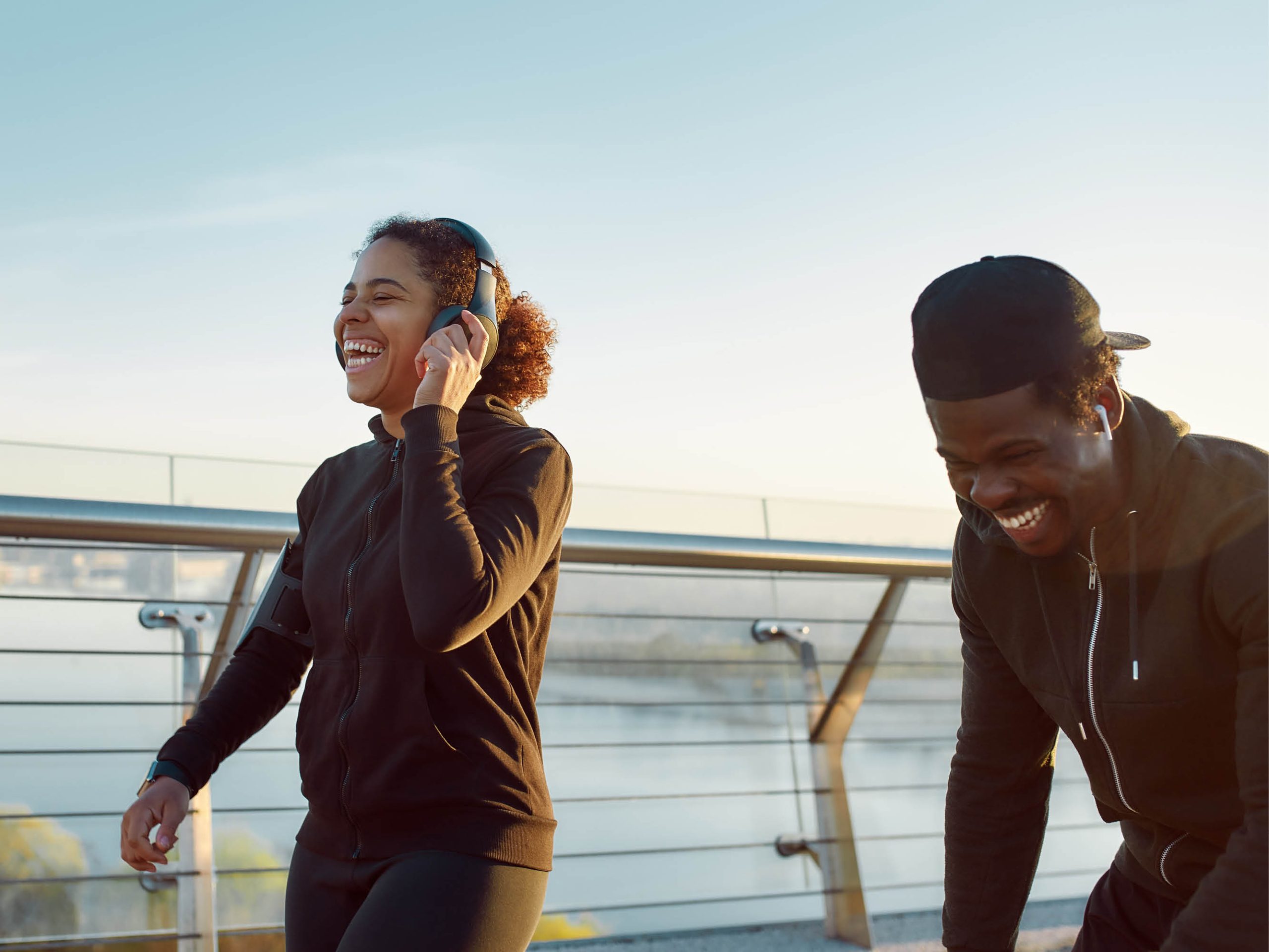 Två yngre personer, en tjej och en kille, som skrattar under ett träningspass/promenad. En av flera gratis aktiviteter/evenemang för asylsökande eller flyktingar i Stockholms län via TIA projektet, Tidiga insatser för asylsökande.